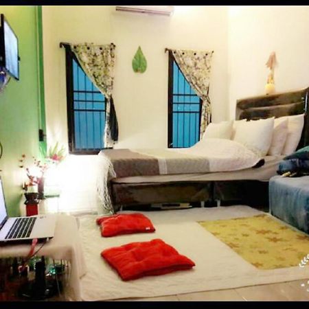 Pasak Holiday Six 2930 Phuket Esterno foto